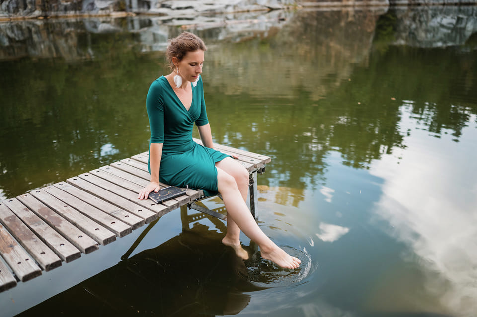 Alena Cardová u vody